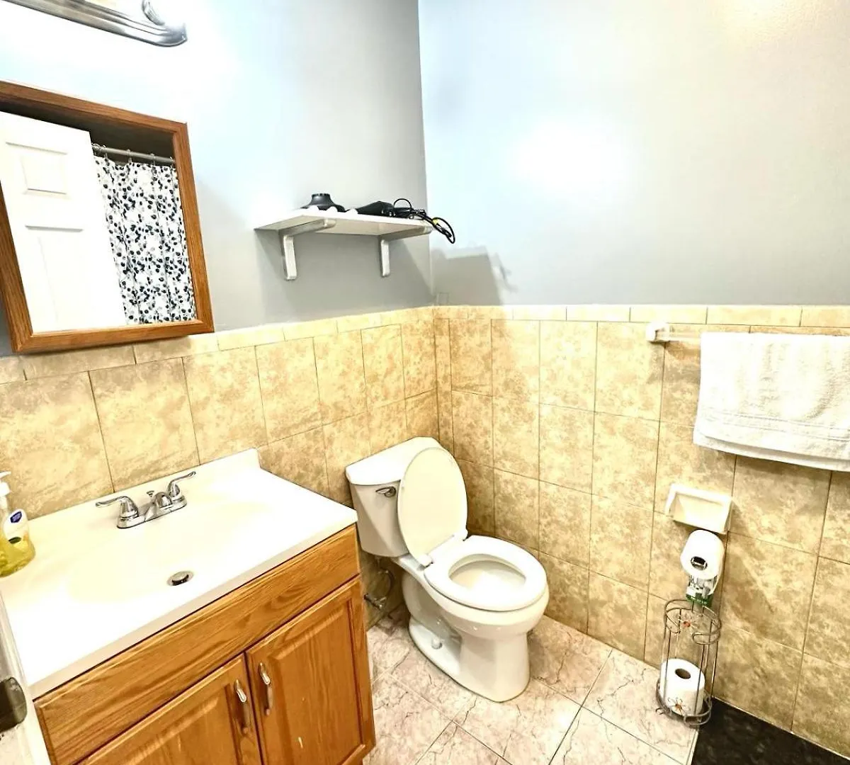 ניוארק Room G Divine Villa And Resort, 6 Mins To Airport, 4Mins To Penn Station. בית אירוח